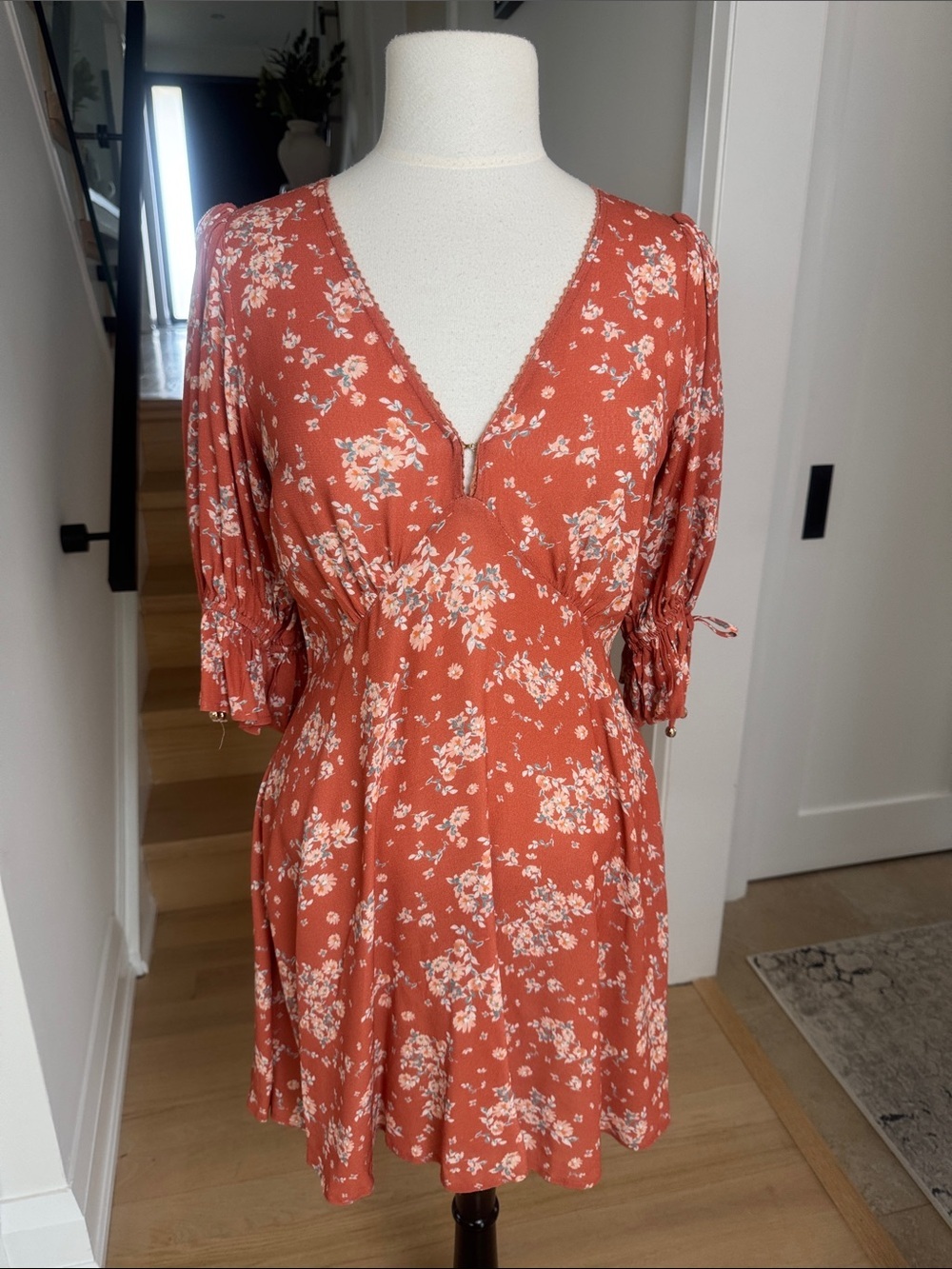 Kivari Floral Mini Dress Open Back Puff Sleeve Size US 6